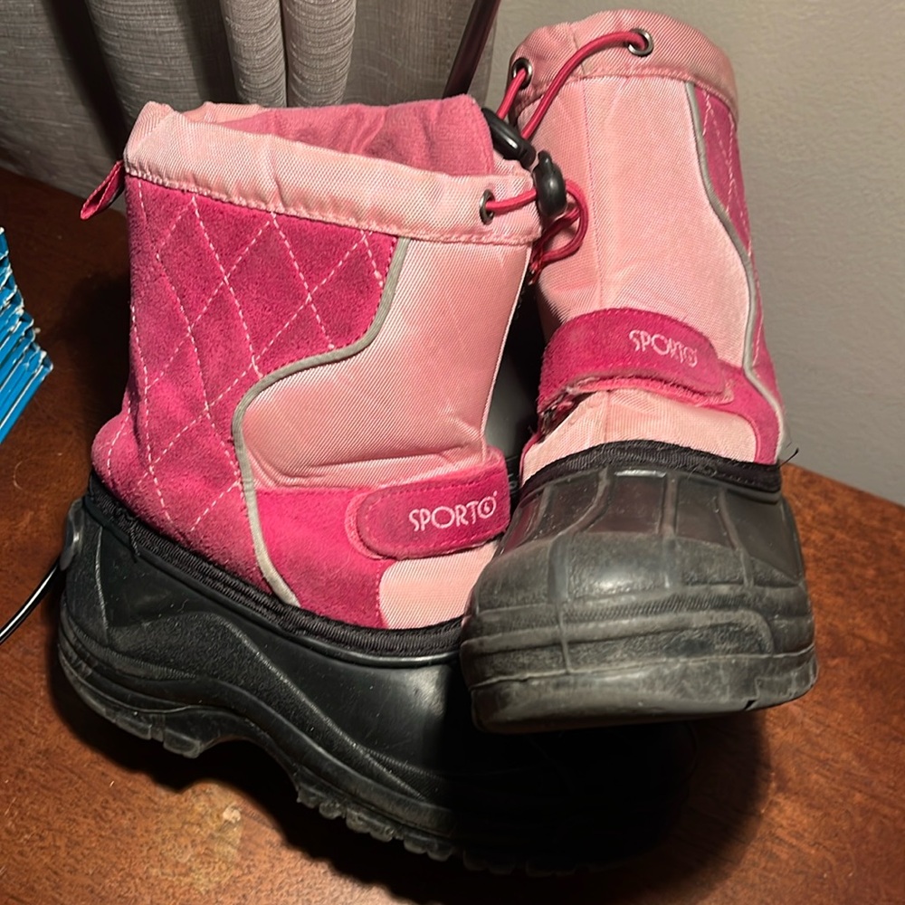 Girls pink Sporto snow boots. Size 13.